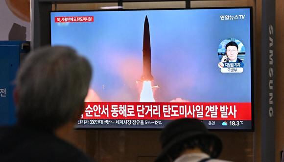 La gente mira una pantalla de televisión que muestra una transmisión de noticias con imágenes de archivo de una prueba de misiles de Corea del Norte, en una estación de tren en Seúl el 28 de septiembre de 2022. (Foto: Jung Yeon-je / AFP)