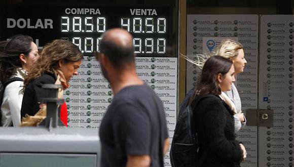El valor del&nbsp;peso argentino acumula una caída de 50% en lo que va del año. (Foto: EFE)