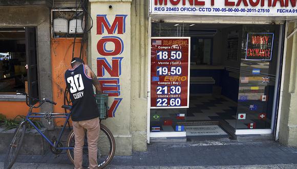 El dólar se cotizaba en 21,0513 pesos en México durante la jornada del lunes. (Foto: AFP)