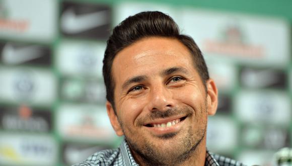 El padre de Claudio Pizarro se refirió a la posibilidad de que el ex Werder Bremen se vuelva a poner la camiseta de Alianza Lima. (Foto: AP)