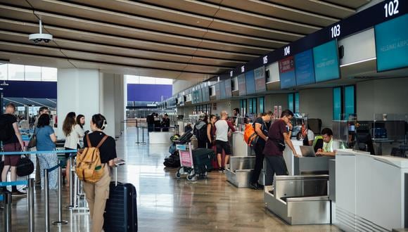 Viajeros se muestran en el área de check-in dentro de la Terminal 2 del aeropuerto de Helsinki el 19 de agosto de 2022, en Vantaa, Finlandia. Finlandia se convierte en un importante país de tránsito para los turistas rusos que vuelan a Europa. (Foto de Alessandro RAMPAZZO / AFP)