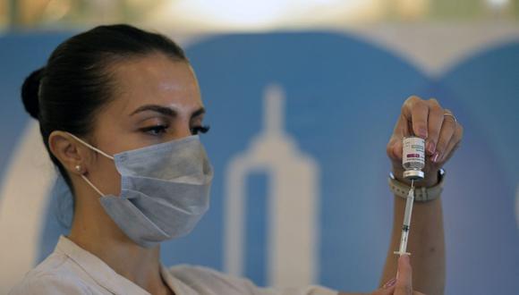 Una enfermera prepara una dosis de la vacuna contra el coronavirus de AstraZeneca / Oxford en Buenos Aires, Argentina, el 15 de junio de 2021. (Juan MABROMATA / AFP).