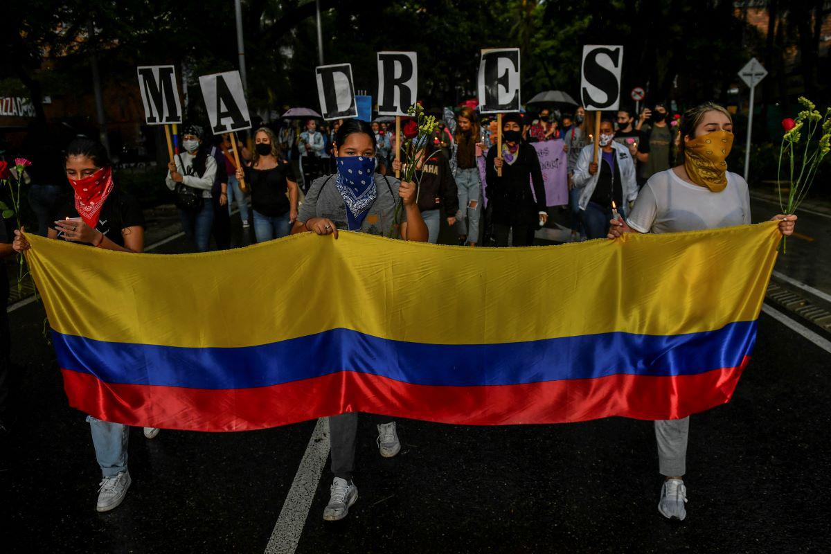 Mujeres sostienen una bandera colombiana y las letras que forman la palabra "Madres" durante una protesta contra el gobierno del presidente Iván Duque en Medellín, Colombia.
(JOAQUÍN SARMIENTO / AFP).