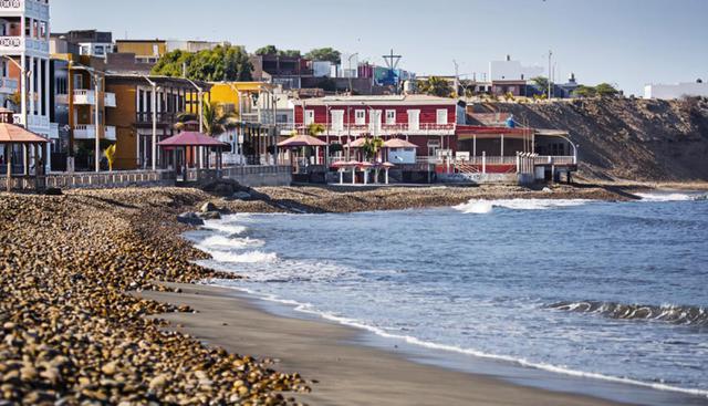 Pacasmayo. Se encuentra a 108 km al norte de Trujillo (km 681 de la Panamericana Norte), y es una parada alternativa para disfrutar de tranquilas y hermosas playas. Otro imperdible es un paseo por su vistoso muelle. (Foto: Alex Bryce / PromPerú)