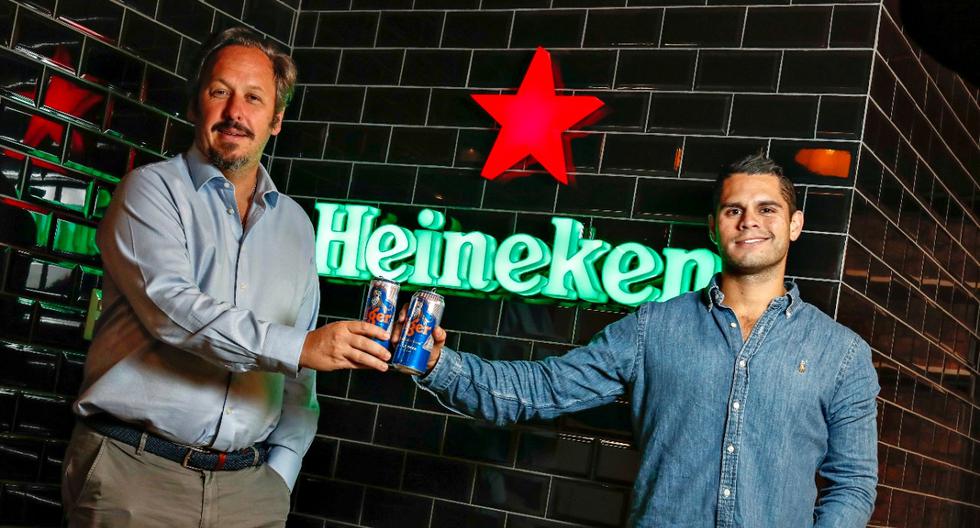 Entre enero y febrero del 2022 anunciarán a alguna de sus marcas como auspiciador en el fútbol local, comentan Leandro Berrone, director general de la cervecería (a la izquierda), y Gianfranco Barreto, director de márketing (a la derecha).