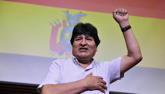 El expresidente boliviano Evo Morales saluda a su llegada para una rueda de prensa en Buenos Aires (Argentina). (EFE/ Enrique García Medina).
