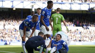 Ben Godfrey sufrió una fuerte lesión y salió del campo de juego en camilla en el Everton vs. Chelsea | FOTOS