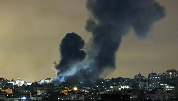 Una columna de humo se eleva sobre los edificios de la ciudad de Gaza durante un ataque aéreo israelí, el 8 de octubre de 2023. (Foto de MAHMUD HAMS / AFP).
