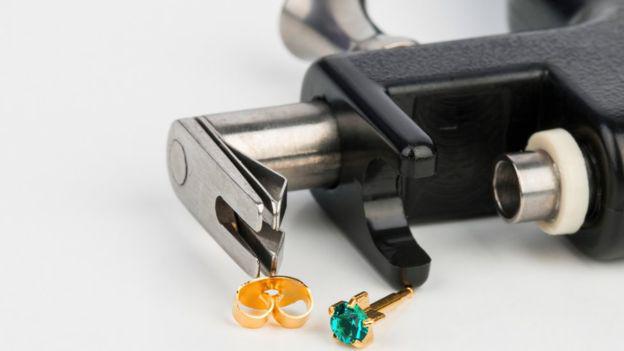 Es importante que las herramientas para realizar perforaciones cutáneas estén esterilizadas. (Foto: Getty Images)