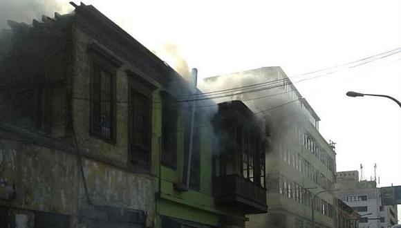Incendio destruye segundo piso de casona en el Cercado de Lima