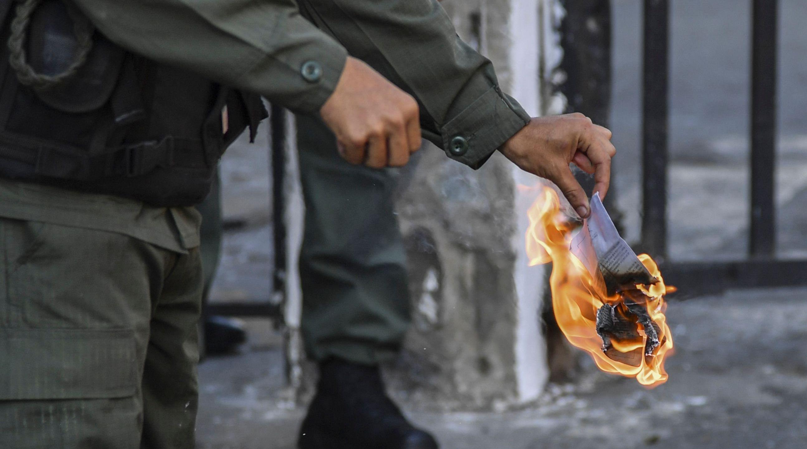 Venezuela: oposición a Nicolás Maduro reparte ley de amnistía a militares y algunos la queman. (AFP).