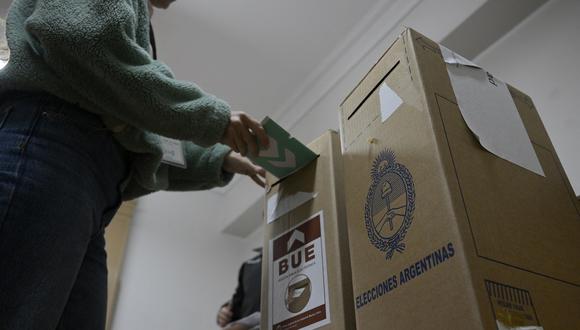 Una mujer emite su voto en un colegio electoral durante las elecciones primarias (PASO) en Buenos Aires, el 13 de agosto de 2023. (Foto de JUAN MABROMATA / AFP)