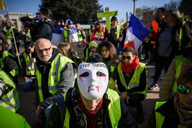Un millar de "chalecos amarillos" de Francia se manifiestan ante la ONU en Ginebra. Foto: AFP