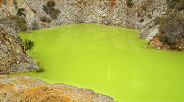 Conoce el popular Baño del Diablo, una laguna verde y peligrosa - 2