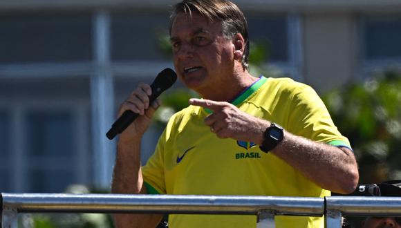 Jair Bolsonaro habla con sus partidarios durante una manifestación en la playa de Copacabana, en Río de Janeiro, Brasil, el 21 de abril de 2024. (Foto de MAURO PIMENTEL/AFP).