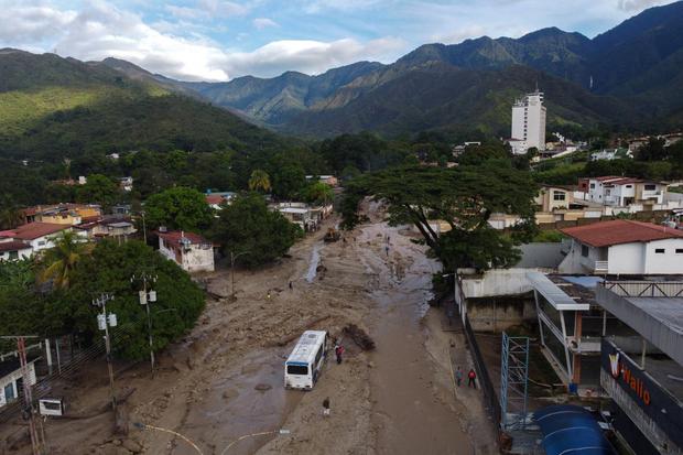 Un autobús atascado en el lodo en El Castaño, un barrio de Maracay, la capital del estado de Aragua, en el norte de Venezuela, tomada el 18 de octubre de 2022. (Federico Parra / AFP).