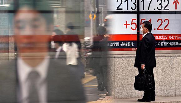 Un hombre observa en una pantalla el valor del índice de referencia Nikkei, en Tokio, Japón. (EFE)