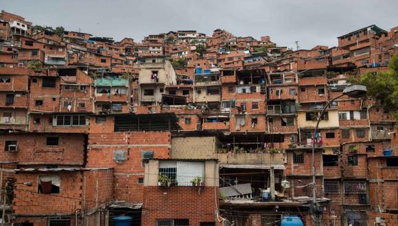 Fotografía del 03 de agosto del 2020 donde se observan casas en el sector Popular "Petare" donde residen miles de colombianos, en Caracas (Venezuela).