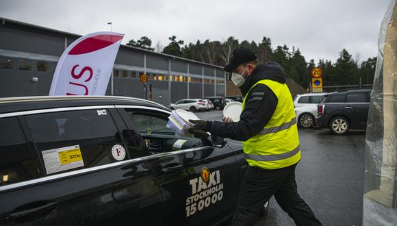 Un taxi en Estocolmo recoge pruebas de coronavirus para entregárselas a quienes sospechan que están infectados (AFP)