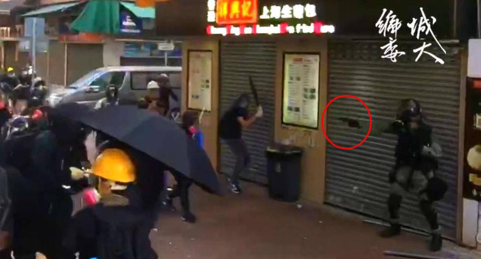 Un policía disparó con su arma y a corta distancia contra un estudiante durante las protestas en Hong Kong. (Foto: Captura de Video)