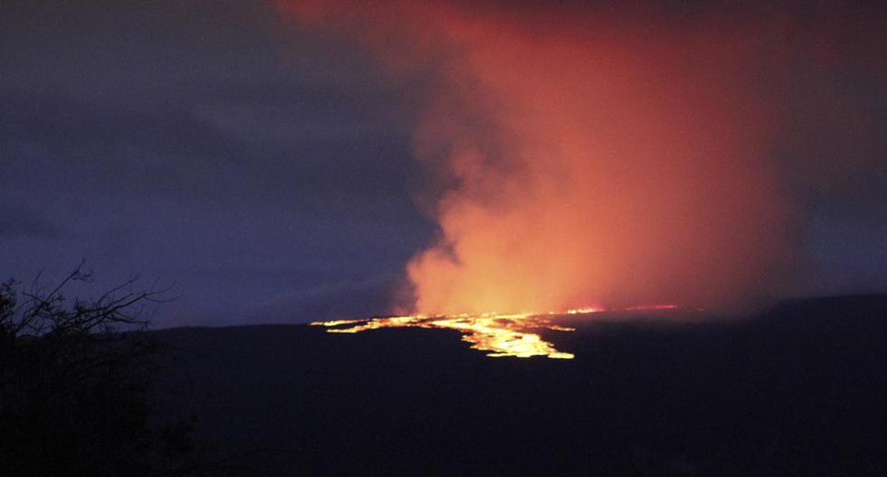 La lava sale del cráter del volcán Mauna Loa el 28 de noviembre de 2022, durante su erupción en Hawái. (Chelsea Jensen/Hawái Occidental vía AP).