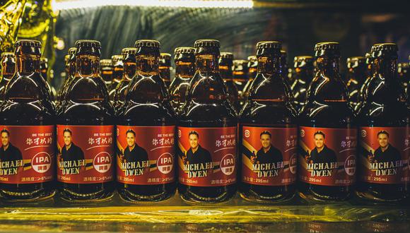 Michael Owen vende estas cervezas en China. (Foto: Twitter)