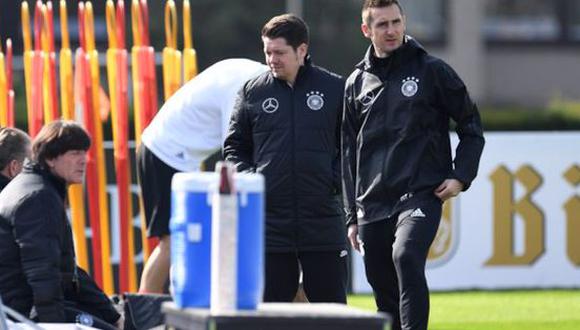 El actual entrenador de la selección alemana, Joachim Löw, confía en las capacidades de Miroslav Klose para que sea el próximo técnico de 'Die Mannschaft'. (Foto: Agencias)