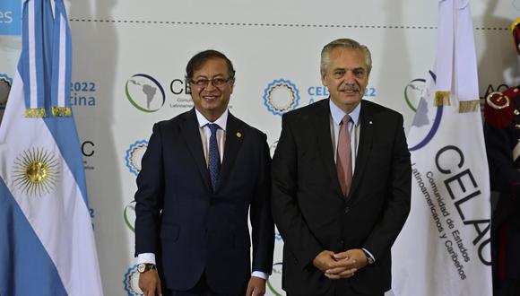 El presidente de Argentina, Alberto Fernandez (der), recibe al presidente de Colombia, Gustavo Petro, en el inicio de la cumbre de la CELAC en Buenos Aires. (EFE/Matías Martín Campaya).