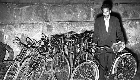 Lima, años 50. Entre las fotos de nuestro archivo destacan las de avezados delincuentes de apariencia formal, pero capaces de desbaratar casas completas y coleccionar decenas de bicicletas que alguna vez tuvieron dueño, como las de la foto. (Foto: GEC Archivo Histórico)