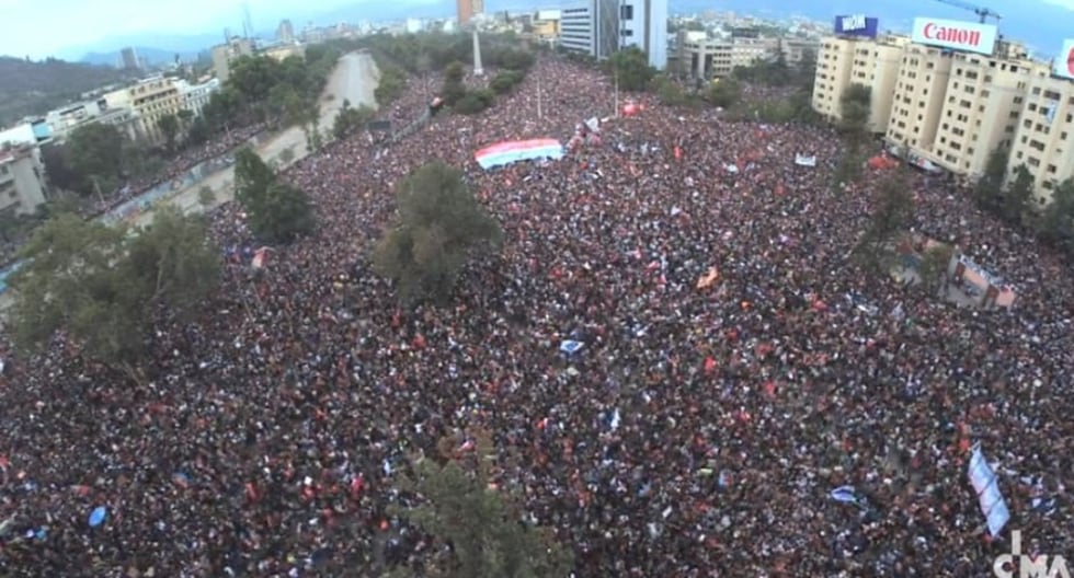 Miles de personas se vienen concentrando en la Plaza Italia de Santiago para “la marcha más grande Chile”, la cual ha sido convocada para hoy y buscar protestar contra el gobierno de Sebastián Pïñera. (Foto: Captura de video).