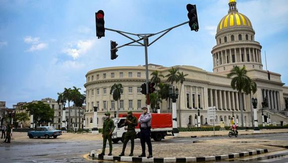 Calles vacías y alta presencia policial caracterizaron este lunes en gran parte de Cuba. (AFP).