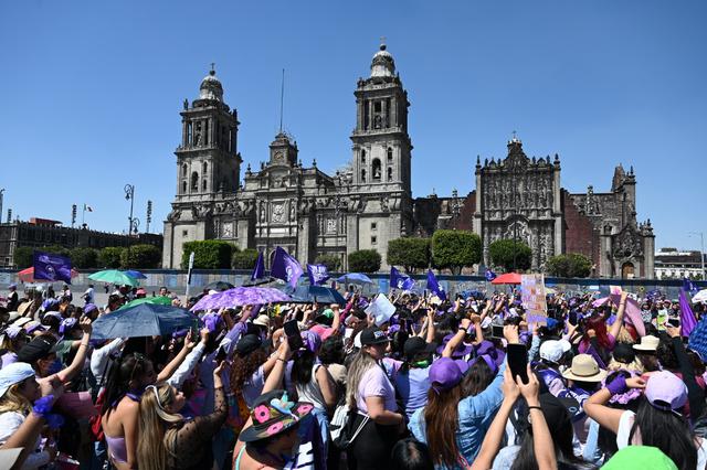 Las mexicanas celebran el Día de la Mujer entre acusaciones del presidente Andrés Manuel López Obrador sobre una supuesta infiltración de los conservadores en la manifestación de Ciudad de México, mientras Oxfam denuncia que en este país las mujeres sufren en su trabajo desigualdad salarial, acoso, hostigamiento y violencia.
