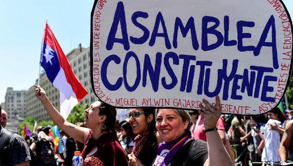 Las masivas manifestaciones y las protestas contra la desigualdad y el Gobierno de Chile han dejado una veintena de muertos. (Foto: AFP)