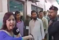 Pakistán: policía golpea a reportera en plena transmisión en vivo