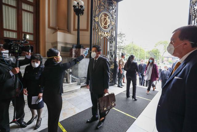 El primer ministro, Vicente Zeballos, pasó los controles sanitarios a su ingreso al Palacio Legislativo para solicitar el voto de confianza. (Foto: Presidencia)