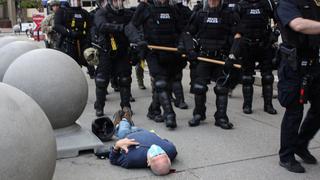 Manifestante de 75 años empujado por policías durante protestas en Nueva York sufrió una lesión cerebral