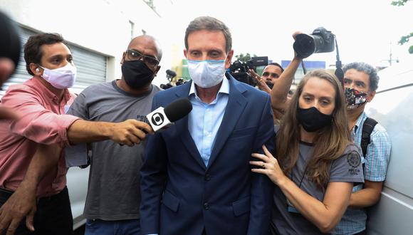 El alcalde de Río de Janeiro, Marcelo Crivella, es escoltado por agentes de policía después de ser detenido, en la sede de la policía en Río de Janeiro, Brasil, el 22 de diciembre de 2020. (REUTERS/Pilar Olivares).
