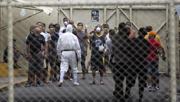 Personal del Ministerio Público de República Dominicana utiliza trajes protectores para ingresar a la prisión de La Victoria, en Santo Domingo, donde se han registrado 2 muertos y 25 infectados por COVID-19. (Foto: Erika SANTELICES / AFP)