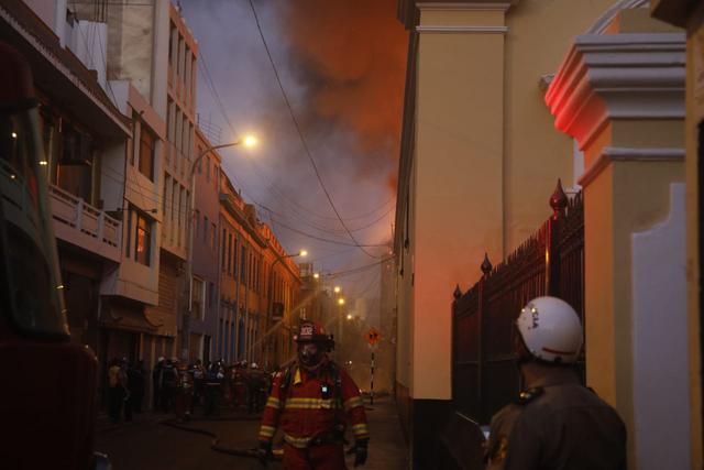 Un incendio de grandes proporciones se registra en un almacén de Mesa Redonda. (Fotos: José Rojas / GEC)
