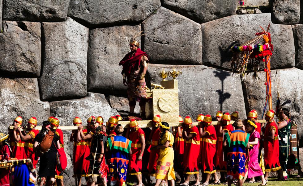¡Cada 24 de junio Cusco está de fiesta! El Inti Raymi se realiza en la Ciudad de Cusco y es una fecha muy esperada por todos los peruanos, ya que se celebra en honor al Dios sol y coincide con el solsticio de invierno. El Inti Raymi entrelaza la historia inca, las danzas y la actuación de más de 800 artistas en escena. Además, desde el 2001, la fiesta es considerada como Patrimonio Cultural de la Nación. ¿Quieres saber más datos de esta importante fecha? En la siguiente nota conoce cuales son. (Foto: PromPerú)