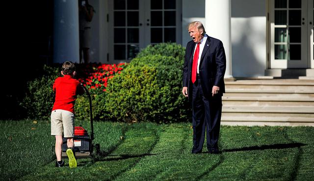 U.S. President Donald Trump welcomes 11-years-old Frank Giaccio as he cuts the Rose Garden grass at the White House in Washington, U.S., September 15, 2017. Frank, who wrote a letter to Trump offering to mow the White House lawn, was invited to work for a day at the White House along the National Park Service staff. REUTERS/Carlos Barria     TPX IMAGES OF THE DAY