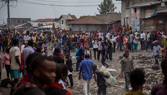 Residentes se reúnen durante una manifestación contra la Fuerza Regional de la Comunidad de África Oriental en Goma el 6 de febrero de 2023. (Foto de AFP)