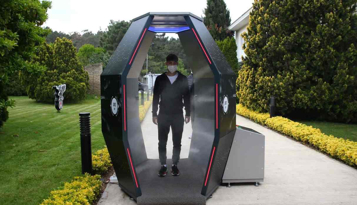 Los integrantes del Besiktas deben pasar por la cabina de desinfección automática. (Foto: @Besiktas)