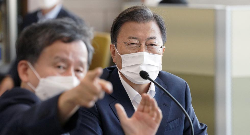 El presidente de Corea del Sur, Moon Jae-in, escucha atentamente las indicaciones de sus oficiales de defensa y seguridad tras el lanzamiento de su misil balístico. AFP