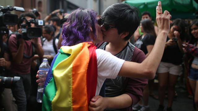 'Besatón contra la homofobia' se realizó en el Centro de Lima - 3