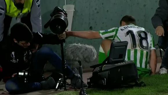 El impacto de Andrés Guardado contra un fotógrafo. (Captura - ESPN)