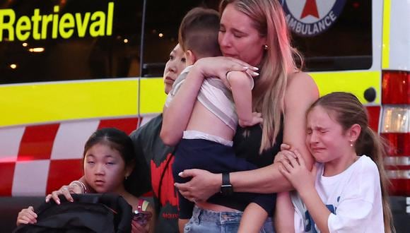 Una familia abandona el centro comercial Westfield Bondi Junction después de un incidente de apuñalamiento en Sídney, Australia, el 13 de abril de 2024. (Foto de David GRIS / AFP).