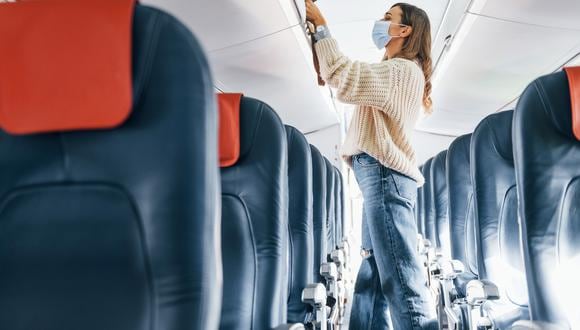 Ahora que estamos por llegar a la ajetreada temporada de viajes, vale la pena analizar algunos actos comunes de cortesía en el avión.