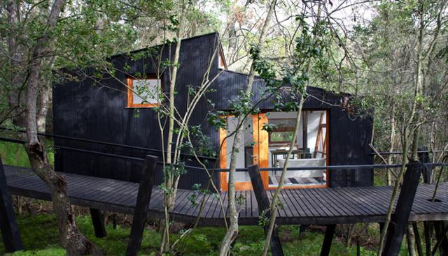La “Casa Quebrada” es un espacio con todas las comodidades que irrumpe dentro de la naturaleza del bosque y se complementa a lo largo de un arroyo gracias a su diseño sostenible. (Fotos: Design Boom / Difusión)