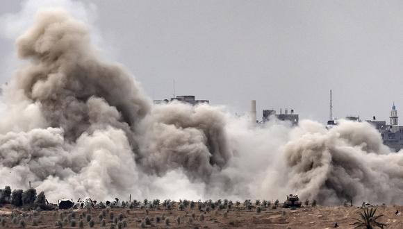 Un tanque israelí y una columna de humo durante el bombardeo israelí sobre el enclave palestino en medio de batallas en curso, el 12 de noviembre de 2023. (Foto de FADEL SENNA / AFP)